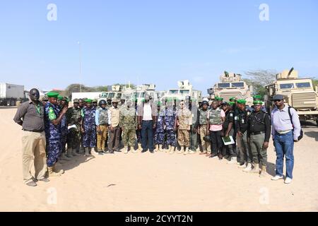 Militari e agenti di polizia AMISOM in una foto di gruppo con funzionari della Divisione operazioni di sostegno alla pace dell'Unione Africana (UA PSOD) presso la base operativa diretta di Jazeera II (FOB) fuori Mogadiscio il 08 settembre 2019. La delegazione del PSOD dell'UA era in visita di lavoro per valutare le operazioni dell'AMISOM in Somalia. Foto Stock