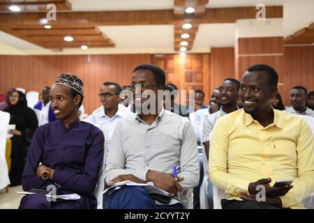 I giovani somali partecipano ad un evento in occasione della Giornata della Pace in Africa, a Mogadiscio, Somalia, il 12 settembre 2019. La giornata è stata organizzata dall’AMISOM per migliorare la conoscenza dei giovani somali nell’attuale processo politico, nel processo di revisione costituzionale, nel processo elettorale e nella federalizzazione. Foto Stock