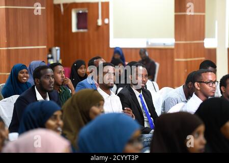 I giovani somali partecipano ad un evento in occasione della Giornata della Pace in Africa, a Mogadiscio, Somalia, il 12 settembre 2019. La giornata è stata organizzata dall’AMISOM per migliorare la conoscenza dei giovani somali nell’attuale processo politico, nel processo di revisione costituzionale, nel processo elettorale e nella federalizzazione. Foto Stock