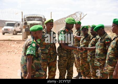 Il generale maggiore Nakibus Lakara, il vice comandante della forza AMISOM, saluta gli alti ufficiali militari del settore quattro all'arrivo all'aeroporto di Beletweyne, Somalia, il 15 settembre 2019. Foto Stock