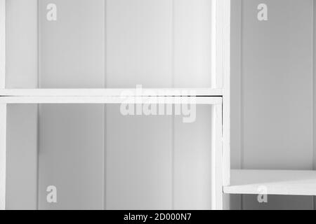 Sfondo architettonico astratto con ripiani bianchi vuoti in legno, sfondo moderno Foto Stock