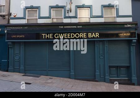 Il bar Gweedore di Derry, temporaneamente chiuso a causa delle nuove restrizioni del coronavirus dovute a Si accomodi. Giovedì, l'esecutivo di Stormont ha annunciato un'ampia serie di restrizioni per l'area di Derry City e Strabane Council, nel tentativo di arginare le spiritosi contrattazioni di Covid-19 nel nord-ovest dell'Irlanda del Nord. Foto Stock