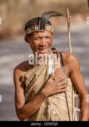 Erindi, Namibia - Luglio 19, 2018: nativo bushman dà un arrivederci dance per augurare buona caccia per i fotografi in Botswana Foto Stock