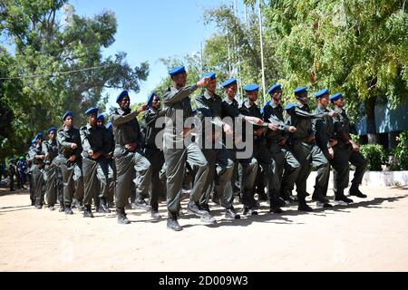 La polizia federale somala Darwish, che fa parte della polizia somala (SPF), marzo durante la cerimonia di apertura di un addestramento paramilitare tenuto il 6 gennaio 2020 presso l'accademia generale di polizia di Kahiye, Mogadiscio, Somalia. Foto Stock