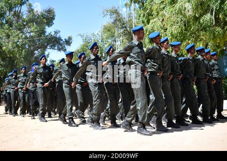 La polizia federale somala Darwish, che fa parte della polizia somala (SPF), marzo durante la cerimonia di apertura di un addestramento paramilitare tenuto il 6 gennaio 2020 presso l'accademia generale di polizia di Kahiye, Mogadiscio, Somalia. Foto Stock