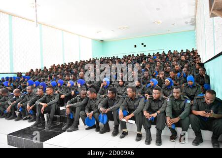 La polizia federale somala Darwish, che fa parte della polizia somala (SPF), segue le procedure durante la cerimonia di apertura di un corso paramilitare tenuto il 6 gennaio 2020 presso l'accademia generale di polizia di Kahiye, Mogadiscio, Somalia. Foto Stock