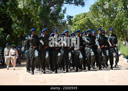 La polizia federale somala Darwish, che fa parte della polizia somala (SPF), marzo durante la cerimonia di apertura di un addestramento paramilitare tenuto il 6 gennaio 2020 presso l'accademia generale di polizia di Kahiye, Mogadiscio, Somalia. Foto Stock