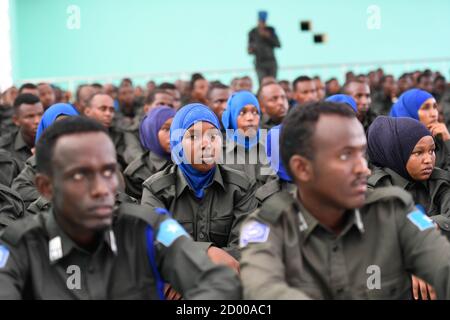 La polizia federale somala del Darwish, che fa parte della polizia somala (SPF), segue le procedure durante la cerimonia di apertura di un addestramento paramilitare tenuto il 6 gennaio 2020 presso l'accademia generale di polizia di Kahiye, Mogadiscio, Somalia. Foto Stock