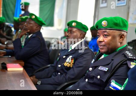 Il 15 gennaio 2020, singoli agenti di polizia (IPOS) che prestano servizio sotto la missione dell'Unione africana in Somalia (AMISOM) hanno partecipato a una cerimonia di premiazione delle medaglie a Mogadiscio, segnando il completamento del loro viaggio di un anno in Somalia. La cerimonia ha riconosciuto la loro dedizione agli sforzi di mantenimento della pace in Somalia. Foto Stock