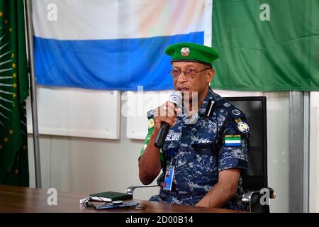 Augustine Magnus Kailie, commissario di polizia dell'AMISOM, ispettore generale della polizia (AIGP), si rivolge ai singoli funzionari di polizia (IPOS), che prestano servizio sotto la missione dell'Unione Africana in Somalia (AMISOM), che ha completato il loro viaggio di un anno in Somalia il 15 gennaio 2020. Foto Stock