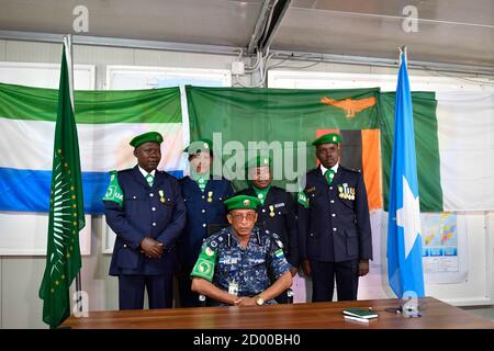 Il 15 gennaio 2020, gli agenti di polizia dell'AMISOM si sono riuniti per una foto di gruppo con il Commissario di polizia Augustine Magnus Kailie a Mogadiscio, a seguito di una cerimonia di premiazione che ha segnato il completamento del loro tour di un anno in Somalia. Foto Stock