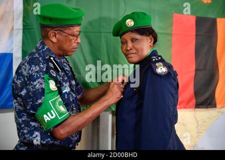 Il 15 gennaio 2020, il Commissario di polizia dell'AMISOM Augustine Magnus Kailie ha consegnato una medaglia a un ufficiale di polizia dell'AMISOM a Mogadiscio, segnando il completamento del loro tour di un anno in Somalia. Foto Stock