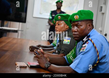 Il 15 gennaio 2020, gli agenti di polizia che prestano servizio sotto la missione dell'Unione africana in Somalia (AMISOM) hanno partecipato a una cerimonia di premiazione delle medaglie a Mogadiscio, in occasione del completamento del loro viaggio di un anno in Somalia. Foto Stock
