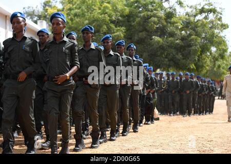 La polizia federale somala Darwish, che fa parte della polizia somala (SPF), marzo durante la cerimonia di consegna di un addestramento paramilitare tenutosi presso l'accademia generale di polizia di Kahiye, Mogadiscio, Somalia, il 13 febbraio 2020. Foto Stock