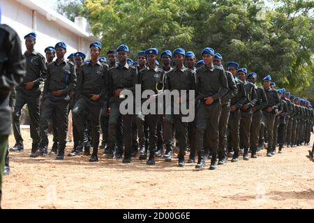 La polizia federale somala Darwish, che fa parte della polizia somala (SPF), marzo durante la cerimonia di consegna di un addestramento paramilitare tenutosi presso l'accademia generale di polizia di Kahiye, Mogadiscio, Somalia, il 13 febbraio 2020. Foto Stock