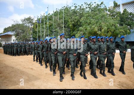 La polizia federale somala Darwish, che fa parte della polizia somala (SPF), marzo durante la cerimonia di consegna di un addestramento paramilitare tenutosi presso l'accademia generale di polizia di Kahiye, Mogadiscio, Somalia, il 13 febbraio 2020. Foto Stock