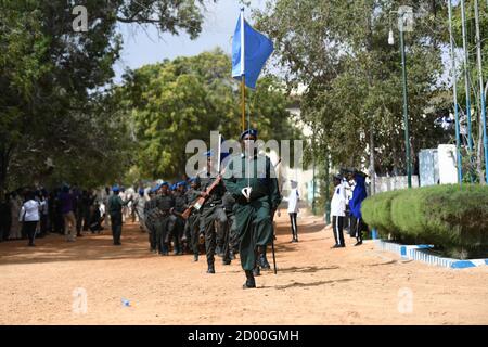 La polizia federale somala Darwish, che fa parte della polizia somala (SPF), marzo durante la cerimonia di consegna di un addestramento paramilitare tenutosi presso l'accademia generale di polizia di Kahiye, Mogadiscio, Somalia, il 13 febbraio 2020. Foto Stock