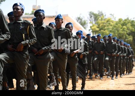 La polizia federale somala Darwish, che fa parte della polizia somala (SPF), marzo durante la cerimonia di consegna di un addestramento paramilitare tenutosi presso l'accademia generale di polizia di Kahiye, Mogadiscio, Somalia, il 13 febbraio 2020. Foto Stock