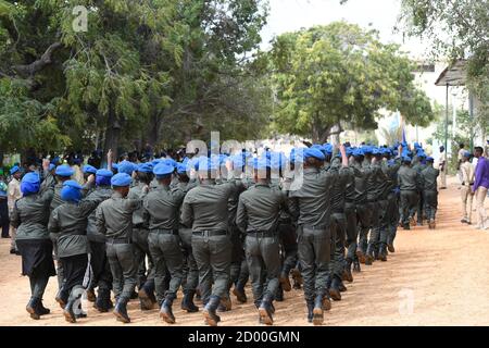 La polizia federale somala Darwish, che fa parte della polizia somala (SPF), marzo durante la cerimonia di consegna di un addestramento paramilitare tenutosi presso l'accademia generale di polizia di Kahiye, Mogadiscio, Somalia, il 13 febbraio 2020. Foto Stock