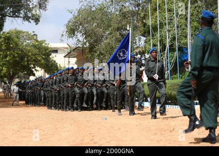 La polizia federale somala Darwish, che fa parte della polizia somala (SPF), marzo durante la cerimonia di consegna di un addestramento paramilitare tenutosi presso l'accademia generale di polizia di Kahiye, Mogadiscio, Somalia, il 13 febbraio 2020. Foto Stock