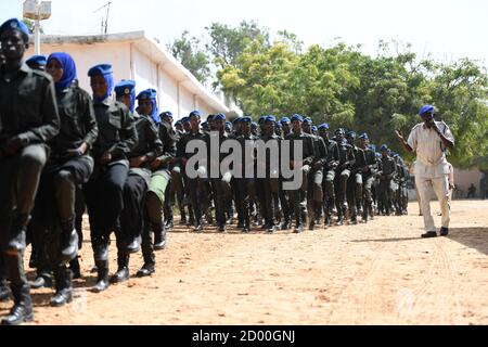 La polizia federale somala Darwish, che fa parte della polizia somala (SPF), marzo durante la cerimonia di consegna di un addestramento paramilitare tenutosi presso l'accademia generale di polizia di Kahiye, Mogadiscio, Somalia, il 13 febbraio 2020. Foto Stock