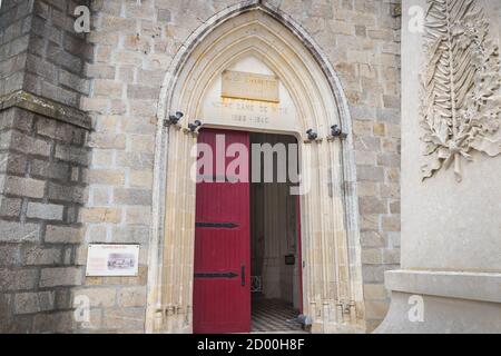 Lege, Loire-Atlantique, Francia - 21 settembre 2020: Facciata della cappella di Notre-Dame-de-Pitie e il suo memoriale di guerra nel centro di un tipico piccolo a. Foto Stock