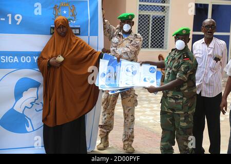 Settore AMISOM quattro ufficiali militari hanno dato il 23 aprile 2020 la consegna di materiale informativo pubblico sul coronavirus all'Organizzazione delle donne di Hiran presso la sede dell'Esercito nazionale somalo a Beletweyne, Somalia. Foto Stock