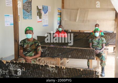 Gli ufficiali militari AMISOM del settore quattro osservano le distanze sociali durante una riunione a Beletweyne, Somalia, il 23 aprile 2020. Foto Stock