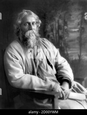 Rabindranath Tagore (nato Robindronath Thakur, 1861-1941), ritratto dell'artista, pittore e compositore bengalese, c.1917 Foto Stock