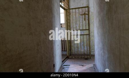 Luce proveniente dalla finestra delle barre delle celle della prigione. Celle Jail vuote. Interno carcere. Concetto di limitazione della libertà. Foto Stock