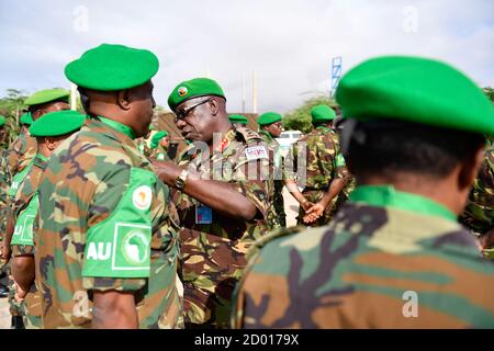 Charles Tai Gituai, il Vice comandante della forza dell'Unione Africana in Somalia (AMISOM), ha conferito una medaglia di servizio a un ufficiale militare durante una cerimonia di premiazione delle medaglie per i funzionari del personale AMISOM a Mogadiscio il 13 giugno 2018. Foto Stock