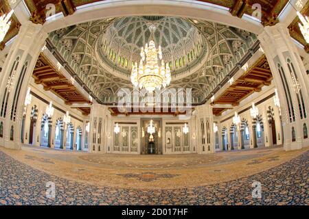 Interno dell'area di preghiera della Grande Moschea del Sultano Qaboos a Mascate, Oman. Foto Stock