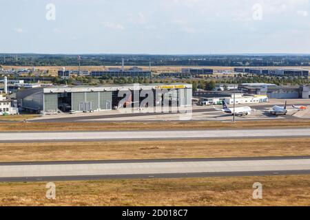 Berlino, Germania - 19 agosto 2020: Lufthansa Technik Hangar Airplanes Berlino Brandenburgo aereo aeroporto BER vedere foto in Germania. Foto Stock