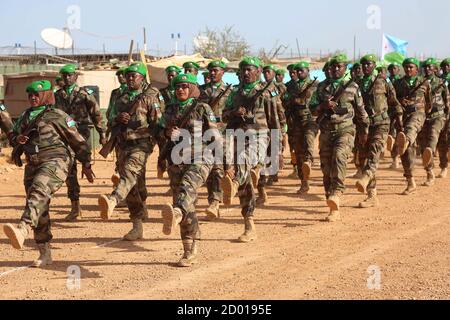 I soldati di Gibuti che prestano servizio sotto la missione dell'Unione Africana in Somalia (AMISOM) marciano in una parata durante una cerimonia che celebra il 41° anniversario della Giornata dell'Indipendenza di Gibuti, tenutasi a Belet Weyne il 27 giugno 2018. Foto Stock