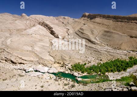Vista di Wadi Bani Khalid nelle montagne orientali di Hajar (al Hajar ash sharq) del sultanato di Oman. Foto Stock