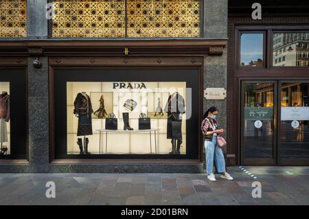 Una vista laterale esterna del grande magazzino Harrods che mostra la vetrina del negozio. Foto Stock