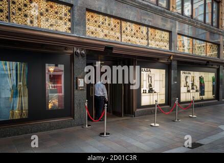 Una vista laterale esterna del grande magazzino Harrods che mostra la vetrina del negozio. Foto Stock