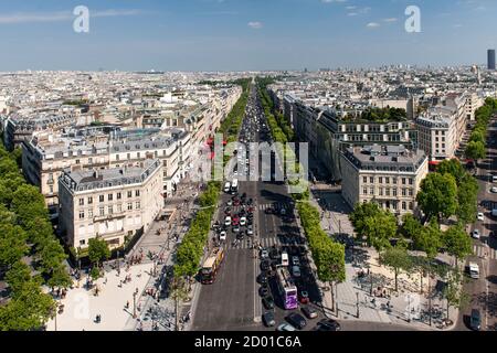 Vista lungo l'Avenue des Champs Élysées dalla cima dell'Arco di Trionfo di Parigi. Foto Stock