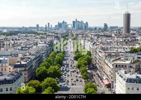 Vista dall'alto dell'Arco di Trionfo lungo l'Avenue de la Grande Armée verso la Grande Arche de la Défense a Parigi. Foto Stock