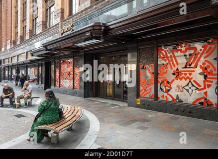 Una vista laterale esterna del grande magazzino Harrods che mostra la vetrina del negozio. Foto Stock