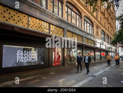 Una vista laterale esterna del grande magazzino Harrods che mostra la vetrina del negozio. Foto Stock