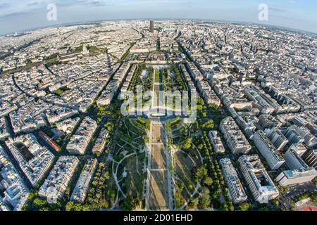 Vista su Parigi dalla cima della Torre Eiffel. Foto Stock