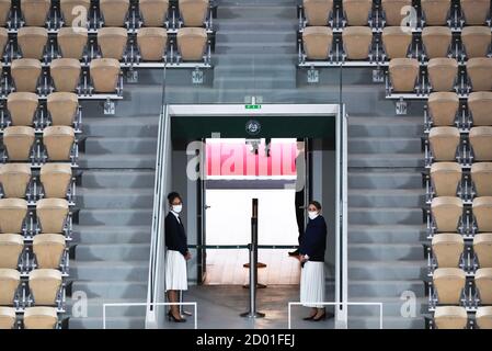 Parigi, Parigi, Francia. 2 Ott 2020. I membri dello staff sono visti durante la terza partita di single maschile tra Casper Ruud di Norvegia e Dominic Thiem di Austria al torneo di tennis Open francese 2020 a Roland Garros, a Parigi, Francia, il 2 ottobre 2020. Credit: Gao Jing/Xinhua/Alamy Live News Foto Stock