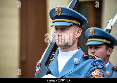 Le protezioni del castello durante la cerimonia del cambio della guardia, la Piazza del Castello di gate, il Castello di Praga, il quartiere del Castello, Praga, Repubblica Ceca Foto Stock