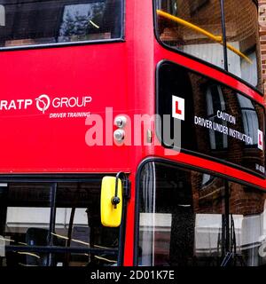 Londra UK, ottobre 02 2020, autobus rosso di Londra tradizionale usato per la formazione di nuovo driver in UN azionamento locale di occupazione di reclutamento Foto Stock