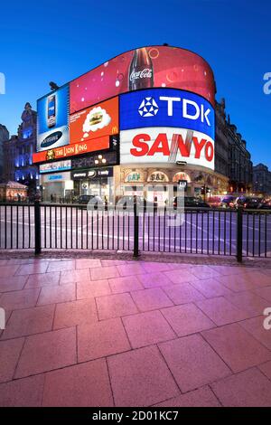 Piccadilly Circus a Londra di notte. Foto Stock