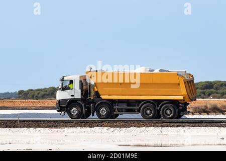 Huelva, Spagna - 1 ottobre 2020: Camion caricato con sale marino nella riserva naturale Marismas del Odiel. La produzione tradizionale di sale marino è il sale che è p Foto Stock