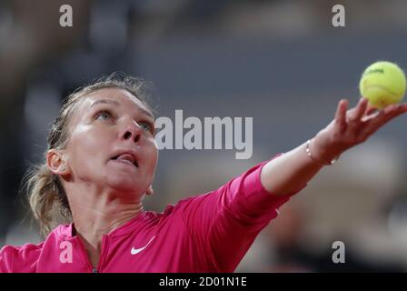 Parigi, Parigi, Francia. 2 Ott 2020. Simona Halep della Romania serve durante la terza partita femminile tra Simona Halep della Romania e Amanda Anisimova degli Stati Uniti al torneo di tennis French Open 2020 al Roland Garros, a Parigi, Francia, il 2 ottobre 2020. Credit: Gao Jing/Xinhua/Alamy Live News Foto Stock