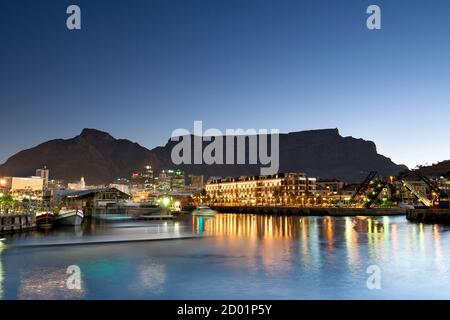 Vista sul porto turistico V&A Waterfront e Table Mountain a Città del Capo, Sud Africa. Foto Stock