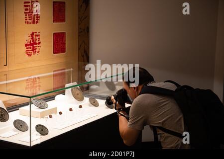 Kunming, provincia cinese di Yunnan. 2 Ott 2020. Un visitatore scatta foto di una mostra al Museo Provinciale di Yunnan a Kunming, Provincia Yunnan della Cina sudoccidentale, 2 ottobre 2020. Credit: Wang Guansen/Xinhua/Alamy Live News Foto Stock
